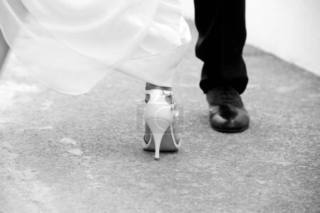 Foto de Novia y novio celebración de zapatos en el día de la boda - Imagen libre de derechos