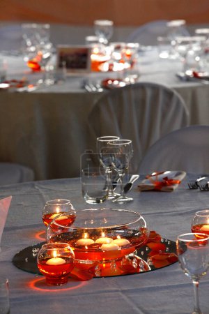 Téléchargez les photos : Un verre de vin sur une table dans un restaurant - en image libre de droit