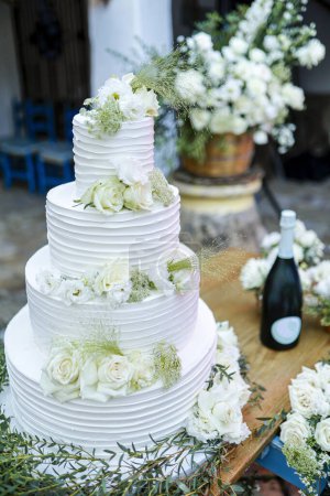 Téléchargez les photos : Gâteau de mariage avec des fleurs et des bougies - en image libre de droit