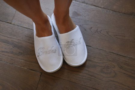 Téléchargez les photos : Vue rapprochée des pieds de demoiselle d'honneur en chaussures blanches - en image libre de droit