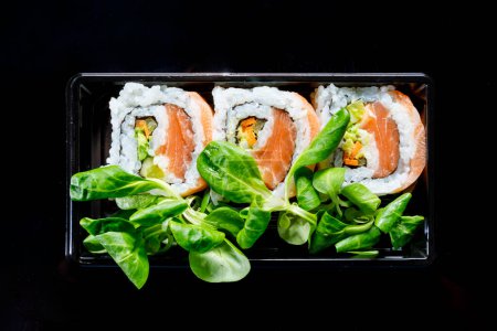 Téléchargez les photos : Cuisine japonaise. sushi sur ardoise sombre. vue du dessus, plan plat. - en image libre de droit