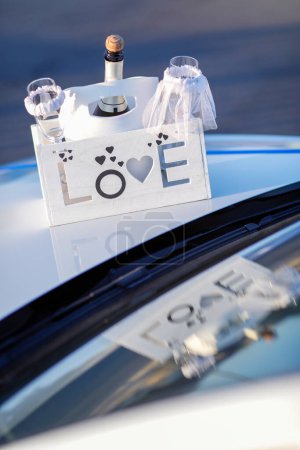Téléchargez les photos : Champagne sur le capot de la voiture de mariage - en image libre de droit