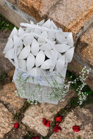 Foto de Cajas de papel de boda blanco en una cesta - Imagen libre de derechos