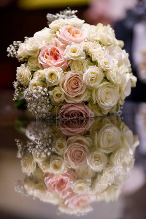 Foto de Ramo nupcial de rosas, hermosas flores de novia - Imagen libre de derechos
