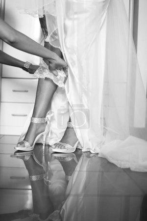 Téléchargez les photos : Robe de mariée dans la main de la mariée. - en image libre de droit