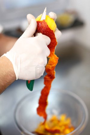 Téléchargez les photos : Chef dans une cuisine préparant un repas avec un couteau - en image libre de droit