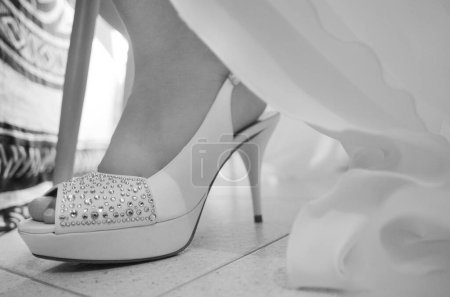 Foto de Foto blanca y negra de la pierna de la novia en zapato de boda - Imagen libre de derechos