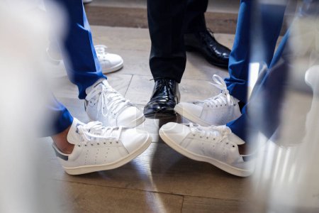 Foto de Cerca de los pies de un joven con zapatos blancos y negros - Imagen libre de derechos