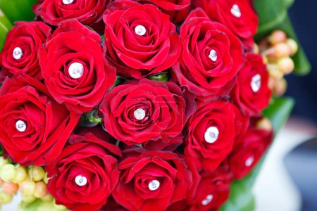 Téléchargez les photos : Roses rouges dans un bouquet de mariage. - en image libre de droit