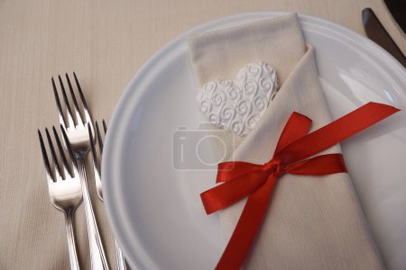 Foto de Conjunto de mesa para la boda u otra cena de evento abastecido. - Imagen libre de derechos