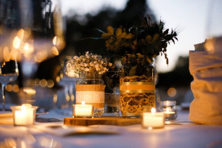 Foto de Hermosa decoración de mesa de boda con velas y flores - Imagen libre de derechos