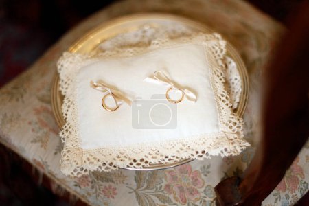 Foto de Anillos de boda en la almohada de la novia - Imagen libre de derechos