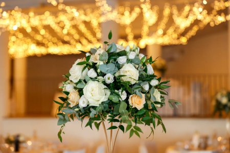 Téléchargez les photos : Bouquet de mariage blanc sur la table - en image libre de droit