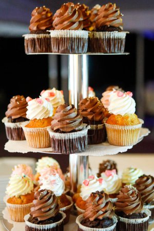 Téléchargez les photos : Un gros plan d'une variété de cupcakes sur une table - en image libre de droit