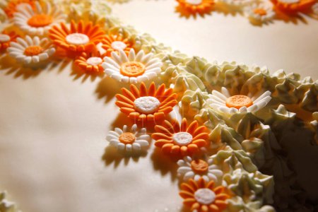 Téléchargez les photos : Belles fleurs oranges et blanches sur gâteau de mariage, décor floral - en image libre de droit