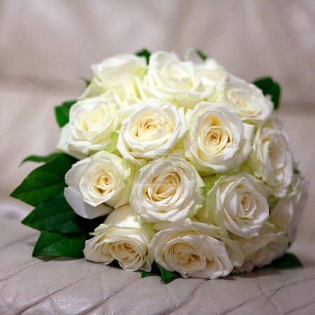 Foto de Anillos de boda blancos con rosas blancas en los anillos de boda - Imagen libre de derechos