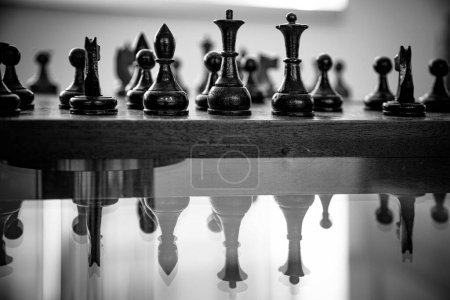 Foto de Foto en blanco y negro de un tablero de ajedrez con mucho - Imagen libre de derechos