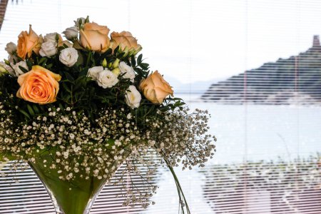 Foto de Ramo de flores y rosas en el fondo de una ventana - Imagen libre de derechos