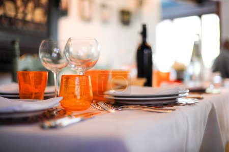 Téléchargez les photos : Verres vides sur la table dans le restaurant - en image libre de droit