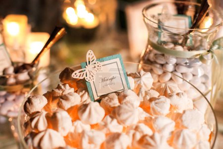 Foto de Hermosa boda recepción mesa decoración con dulces - Imagen libre de derechos