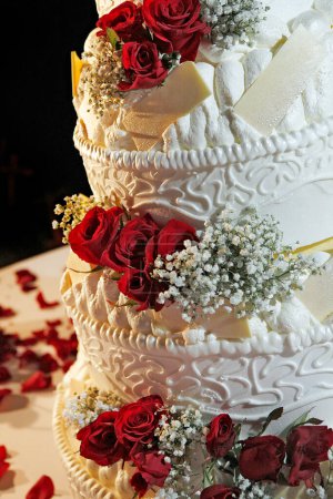 Téléchargez les photos : Gâteau de mariage aux roses rouges
. - en image libre de droit