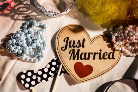 Téléchargez les photos : Coeur en bois avec texte Juste mariés et accessoires de mariage - en image libre de droit