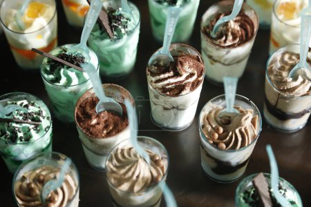 Téléchargez les photos : Délicieux desserts dans des verres sur la table - en image libre de droit