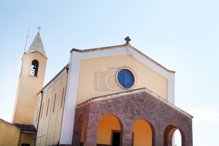 Téléchargez les photos : Vue à angle bas de belle vieille église contre le ciel - en image libre de droit