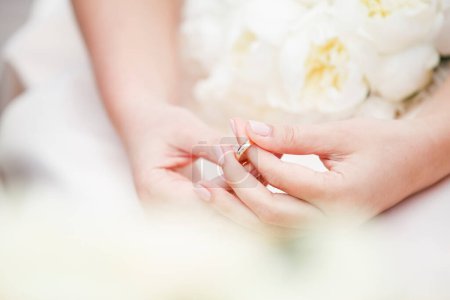 Foto de Anillos de boda en las manos de la novia. el día de la boda. boda - Imagen libre de derechos