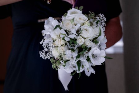 Téléchargez les photos : Personne tenant un bouquet de fleurs - en image libre de droit