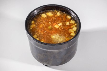 Téléchargez les photos : Vue rapprochée d'une délicieuse soupe de poulet maison - en image libre de droit