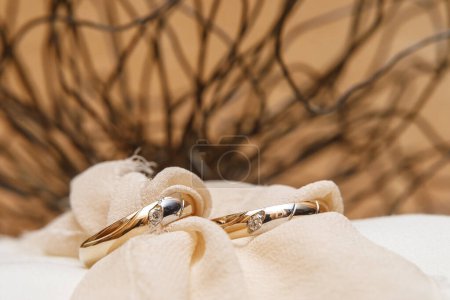 Foto de Hermosos anillos de boda en almohada de boda - Imagen libre de derechos