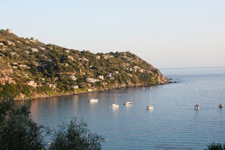 Téléchargez les photos : Belle vue sur la côte de la mer avec des yachts flottant sur l'eau et la ville côtière - en image libre de droit