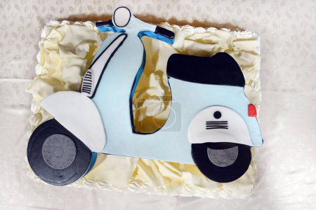 Téléchargez les photos : Gâteau de moto fait à la main gros plan - en image libre de droit