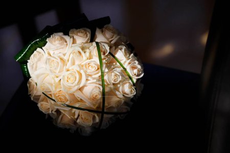 Téléchargez les photos : Beau bouquet de mariage de roses tendres - en image libre de droit