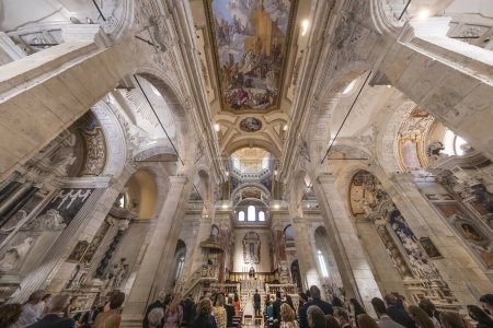 Téléchargez les photos : Vue intérieure de la cathédrale avec des personnes pendant la cérémonie de mariage, vue à angle bas - en image libre de droit