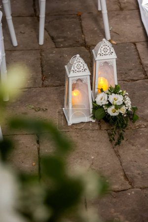 Foto de Ramo de boda con linternas blancas y velas en la ceremonia de la boda - Imagen libre de derechos