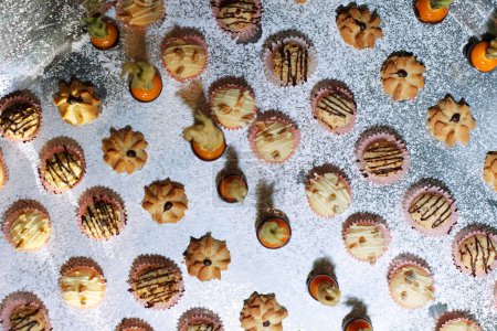 Téléchargez les photos : Différents types de desserts sur une table buffet - en image libre de droit