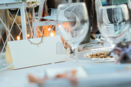Téléchargez les photos : Décorations de mariage sur une table dans le restaurant - en image libre de droit