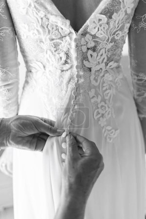 Téléchargez les photos : Mariée en robe de mariée - en image libre de droit