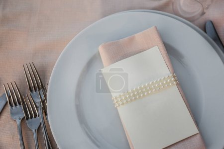 Téléchargez les photos : Table pour dîner sur table en bois - en image libre de droit