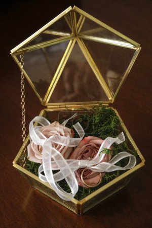 Foto de Anillo de boda y flores en una caja de vidrio - Imagen libre de derechos
