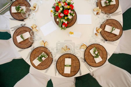 Foto de Mesa con flores y decoraciones en el restaurante - Imagen libre de derechos
