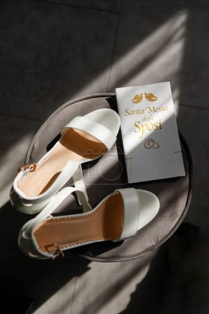 Foto de Zapatos y accesorios para una mujer sobre un fondo blanco - Imagen libre de derechos