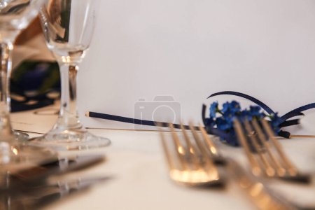 Téléchargez les photos : Cadre de table de mariage avec couverts - en image libre de droit