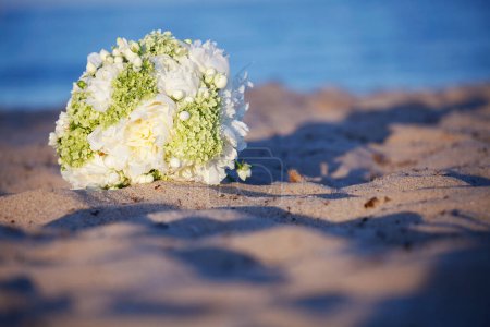 Téléchargez les photos : Bouquet de roses sur le sable - en image libre de droit