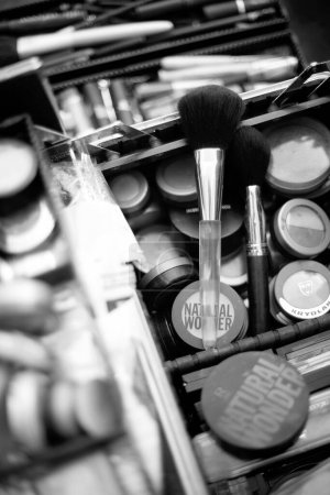 Foto de Maquillar cosméticos y pinceles en blanco y negro - Imagen libre de derechos