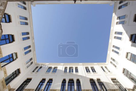 Téléchargez les photos : Vue à angle bas du bâtiment et ciel bleu - en image libre de droit
