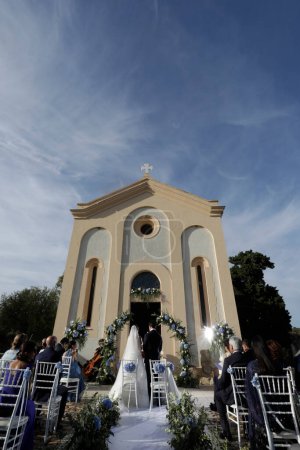 Foto de Ceremonia de boda cerca de la iglesia - Imagen libre de derechos
