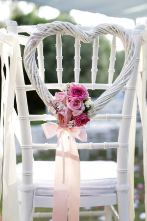 Téléchargez les photos : Bouquet de fleurs de mariage dans une chaise blanche - en image libre de droit